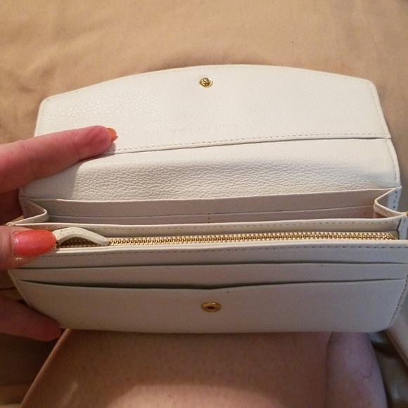 Authentic white Michael Kors wallet - Picture 4 of 6